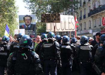 Fransa'da Covid-19 ile mücadele karşıtı protestolar 5. haftasında artarak sürüyor