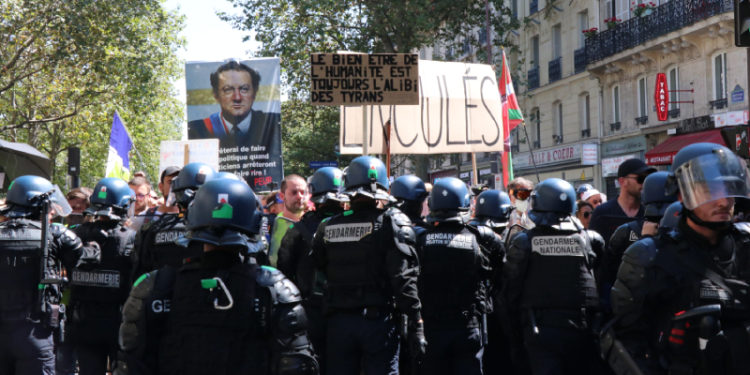 Fransa'da Covid-19 ile mücadele karşıtı protestolar 5. haftasında artarak sürüyor