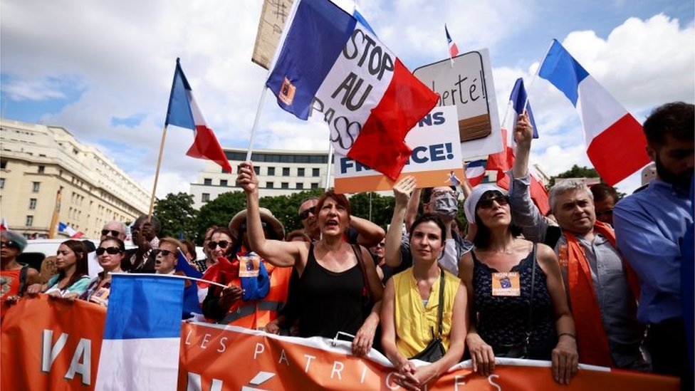 Fransa'da aşı kartı uygulamasına karşı binlerce kişi protesto düzenledi