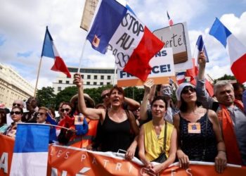 Fransa'da aşı kartı uygulamasına karşı binlerce kişi protesto düzenledi