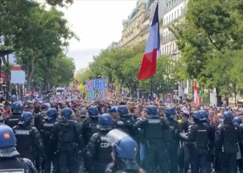 Fransa'da aşı sertifikası kararına karşı çıkanlar dördüncü haftasında sokakta