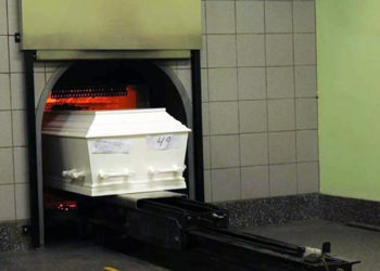 Fransa'da defnedilmek üzere olan naaşların üzerinden mücevher çalmakla suçlanan kadın gözaltına alındı