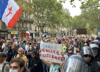 Fransa'da hükümetin Covid-19 ile mücadele politikası karşıtı gösteriler 6. haftasında devam etti
