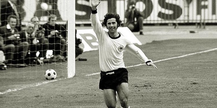 Futbol tarihinin unutulmaz golcülerinden Gerd "Bombacı" Müller yaşamını yitirdi