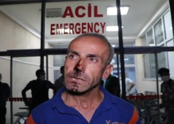 Hakkari&rsquo;de kar maskeli polisler kargocuyu darp etti