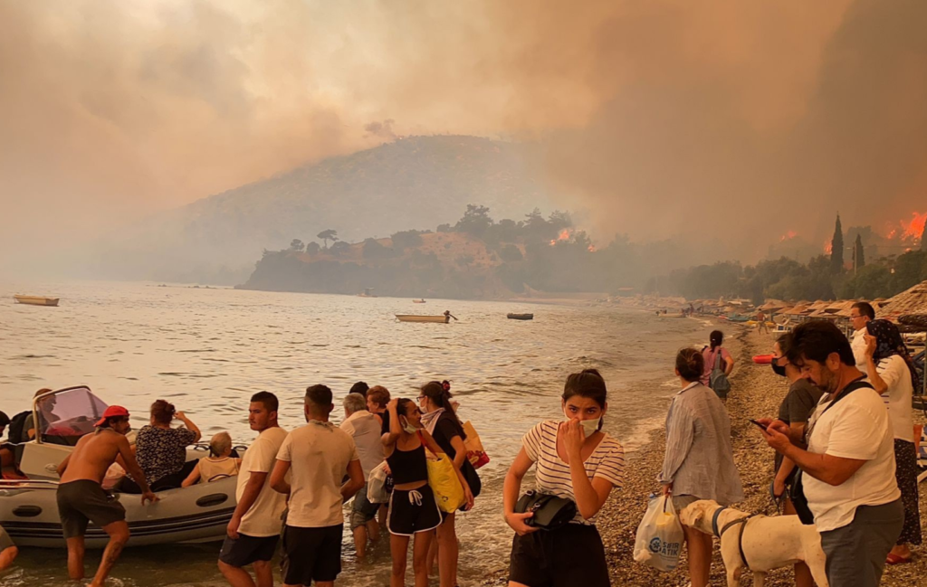 Havadan müdahaleler yetersiz, alevler büyüyor; vatandaşlar botlarla tahliye ediliyor