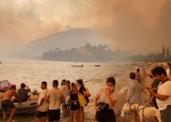Havadan müdahaleler yetersiz, alevler büyüyor; vatandaşlar botlarla tahliye ediliyor