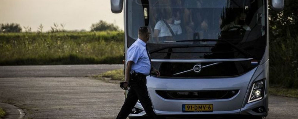 Hollanda'da Afgan sığınmacıları protesto gösterisi kontrolden çıktı, acil durum ilan edildi