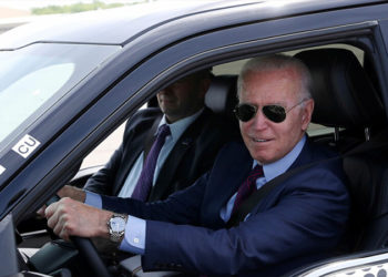 Joe Biden, 2030'a kadar satılacak araçların yarısının sıfır emisyonlu olmasını öngören kararnameyi imzaladı