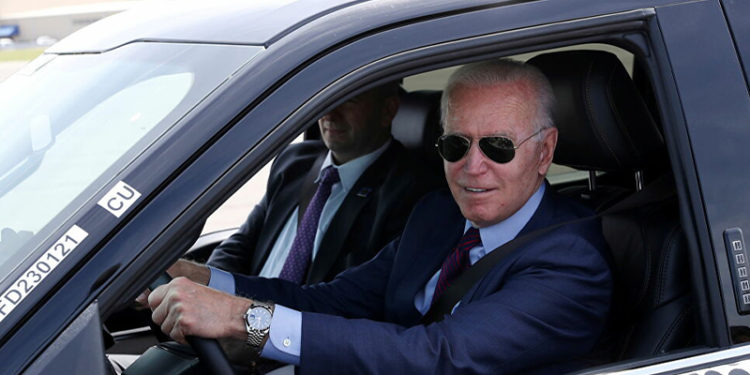 Joe Biden, 2030'a kadar satılacak araçların yarısının sıfır emisyonlu olmasını öngören kararnameyi imzaladı