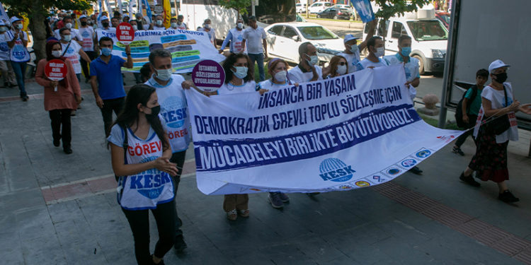 KESK, Ankara'ya doğru yürüyüşe geçti: Gerçek bir toplu sözleşmeye dayanmayan, grev hakkını yasaklayan bu sendika yasasını çöpe atmanın vakti çoktan gelmiştir