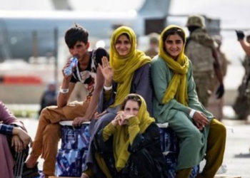 Kabil Havalimanı'nda binlerce kişi tahliye edilmeyi bekliyor, 'IŞİD tehdidi gerekçesiyle' güvenlik çemberi genişletildi