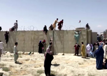 Kabil Havalimanı'nda çıkan izdihamda 17 kişi yaralandı