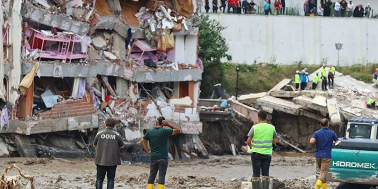 Kastamonu'daki sel felaketinde yıkılan bir binanın müteahhidi hakkında gözaltı kararı