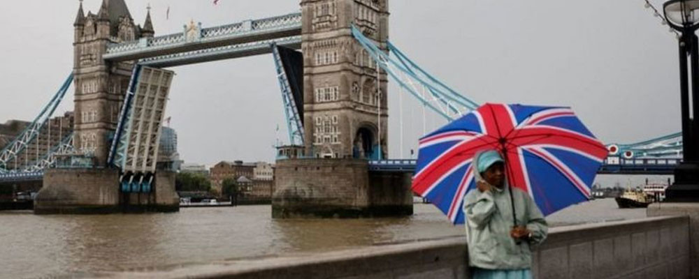 Kolları havada asılı kalan Londra'daki Tower Bridge köprüsü 12 saat sonra yeniden açıldı