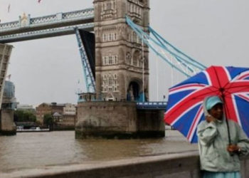 Kolları havada asılı kalan Londra'daki Tower Bridge köprüsü 12 saat sonra yeniden açıldı