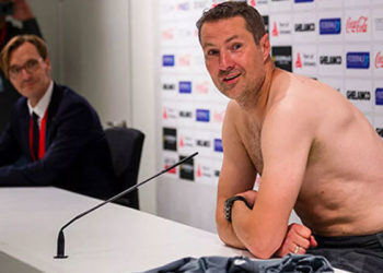 'Ligde gruplara kalırsak yapacağım' demişti, Antwerp Menajeri basın toplantısına yarı çıplak çıktı