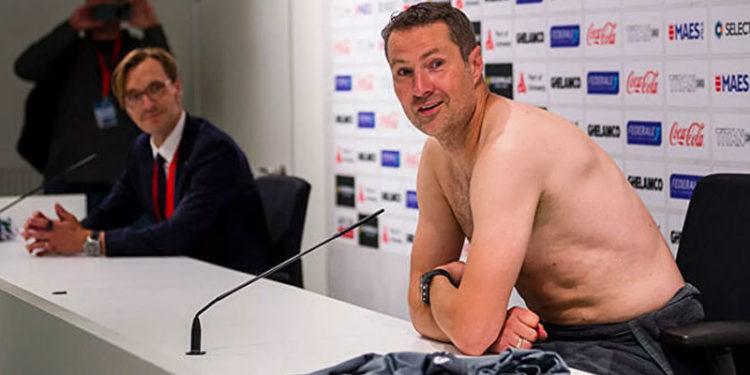 'Ligde gruplara kalırsak yapacağım' demişti, Antwerp Menajeri basın toplantısına yarı çıplak çıktı