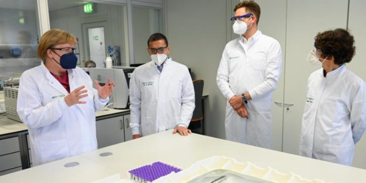 Merkel BioNTech ziyaretinde “aşı olun” çağrısı yaptı