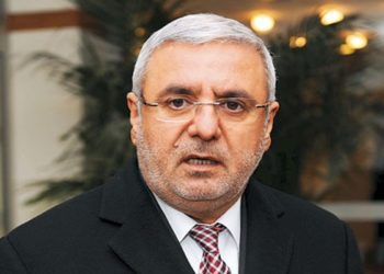 Metiner: Ülke cayır cayır yanarken Reis’e otobüsün üstünden çay paketleri attırmak hangi akla hizmettir?