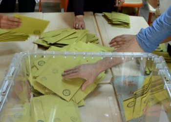 MetroPOLL: Kararsız ve oy kullanmayacakların y&uuml;zde 30'u AKP kaynaklı