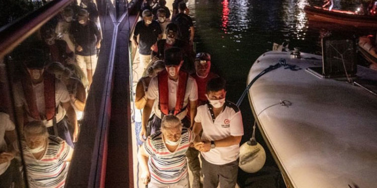 Milas’a bağlı Ören gece boyunca denizden ve karadan tahliye edildi