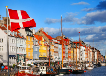 Nüfusun yüzde 70'inden fazlasının aşılandığı Danimarka'da kısıtlamalar kalkıyor; "Virüs artık topluma bir tehdit değil"