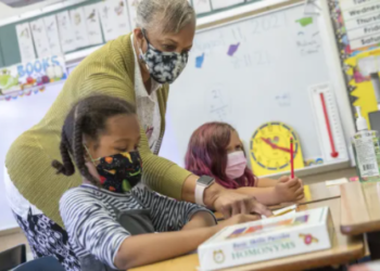 "Okulları açık tutmanın sürdürülebilir yolu"; California'da tüm öğretmen ve okul personeline aşı ya da haftalık test şartı