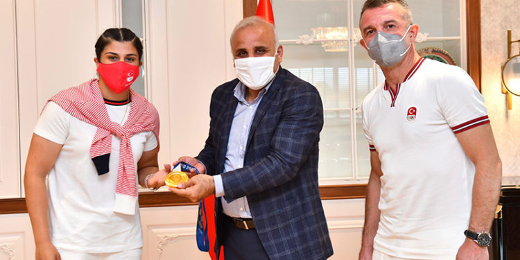 Olimpiyat şampiyonu Busenaz Sürmeneli: Bu madalyada 83 milyonun ağırlığı var