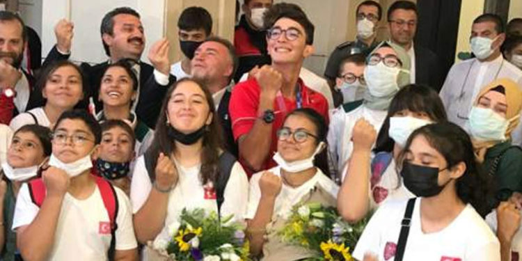 Olimpiyat şampiyonu milli okçu Mete Gazoz Türkiye'ye döndü: Benim için boynumdaki altın madalyadan ziyade küçük kardeşlerime örnek olabilmek daha önem