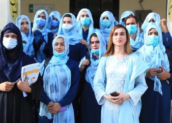 Pakistan medreseden sonra translara özel okul açtı