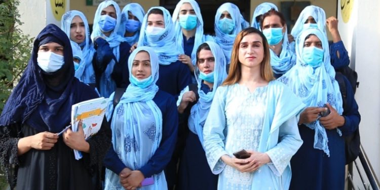 Pakistan medreseden sonra translara özel okul açtı