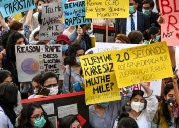 Pakistan'ın Bağımsızlık Günü kutlamalarında 400 erkek, bir kadını soyup taciz etti