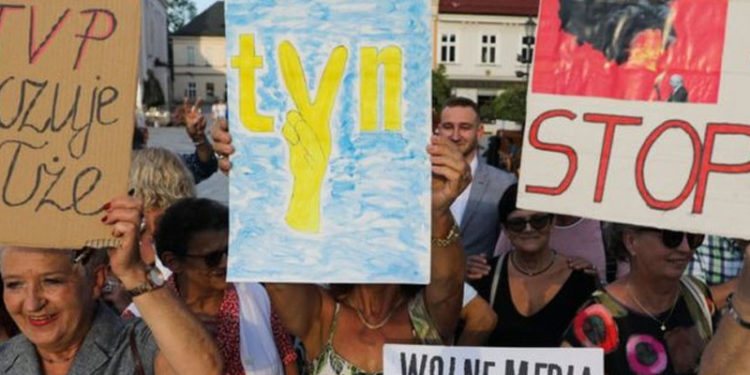 Polonya'da parlamento, yabancı medya kuruluşlarını yasaklayan yeni yasa tasarısını onayladı