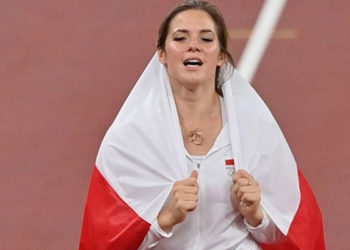 Polonyalı atlet Andrejczyk, bir bebeğin kalp ameliyatı için olimpiyat madalyasını açık artırmada sattı