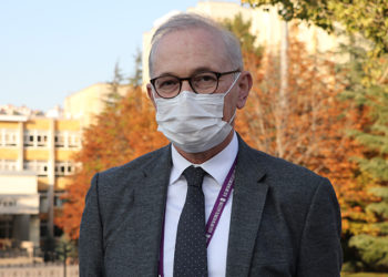 Prof. Dr. Akova: İki doz aşılıların ağır hastalık geçirmesi, aşılanmanın üzerinden çok zaman geçmesiyle ilgili