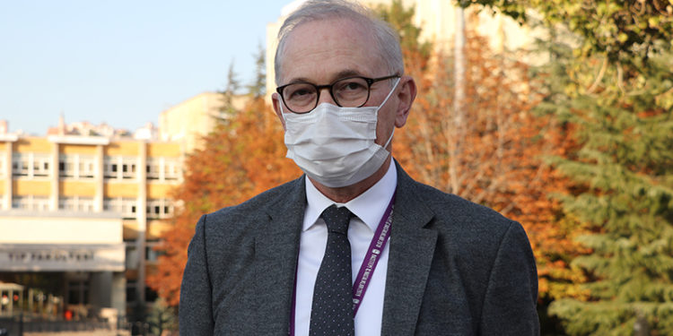 Prof. Dr. Akova: İki doz aşılıların ağır hastalık geçirmesi, aşılanmanın üzerinden çok zaman geçmesiyle ilgili