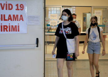 Prof. Parlakay: Covid-19 aşıları çocuklar için etkin ve güvenilir; risk yok denebilecek kadar az