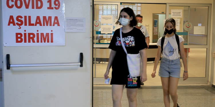 Prof. Parlakay: Covid-19 aşıları çocuklar için etkin ve güvenilir; risk yok denebilecek kadar az