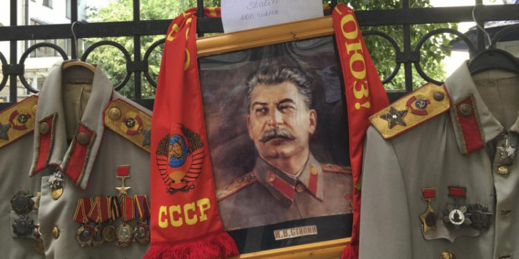 Rusya'da nüfusun neredeyse yarısı Stalin'in heykelinin dikilmesini destekliyor