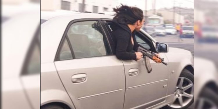 San Francisco'da film sahnesi gibi olay; bir kadın AK-47'yle aracın camından sarktı!