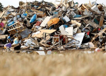 Sel bölgelerindeki atık yığınları temizleniyor