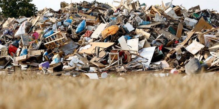 Sel bölgelerindeki atık yığınları temizleniyor