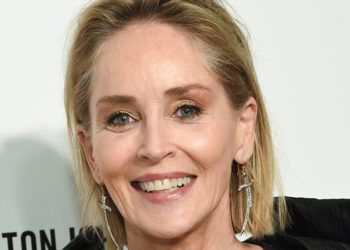 Sharon Stone, sette çalışan herkesin aşı olması konusunda ısrar ettiği için işini kaybetmekle tehdit edildiğini söyledi