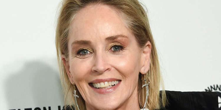 Sharon Stone, sette çalışan herkesin aşı olması konusunda ısrar ettiği için işini kaybetmekle tehdit edildiğini söyledi