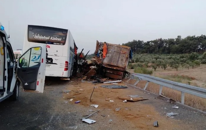 Soma’da yolcu otobüsüyle kamyon çarpıştı: 6 ölü, 37 yaralı