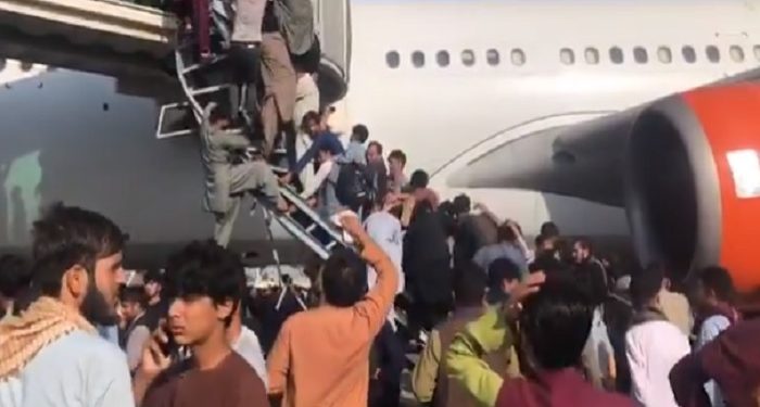 THY, tüm tarifeli uçuşları iptal etti; Kâbil Havaalanı’nda Taliban’dan kaçış izdihamı