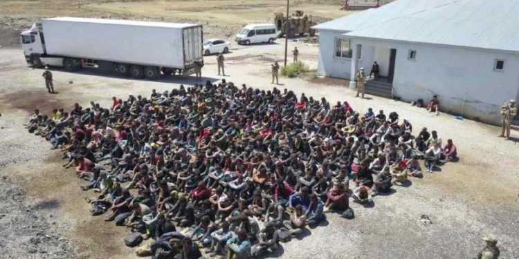 TIR dorsesinde 300 göçmen yakalandı
