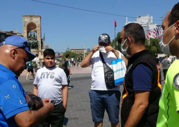 Takside unuttuğu çantayı geri alan turist, 700 doların eksik olduğunu iddia etti, taksici yalanladı