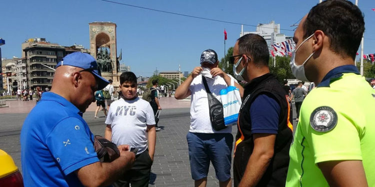 Takside unuttuğu çantayı geri alan turist, 700 doların eksik olduğunu iddia etti, taksici yalanladı